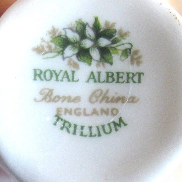 Royal Albert Trillium Egg Cup, English Bone China, Made in England J112 - Picture 3 of 3